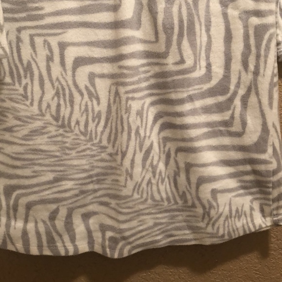 NWOT Jaclyn Smith Sleep Shirt. Gray/Off White. Pink piping detail.  Large. Soft - Picture 13 of 14